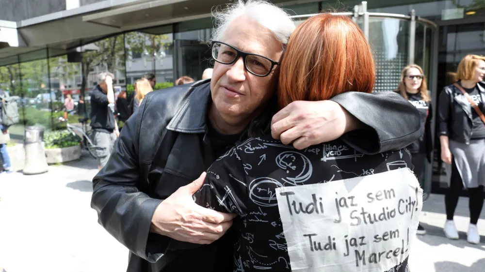 Nekdanjega voditelja oddaje Studio City Marcela Štefančiča, ki naj bi ga vodstvo RTV Slovenija zamenjalo z novo voditeljico, so danes podprli številni kolegi.