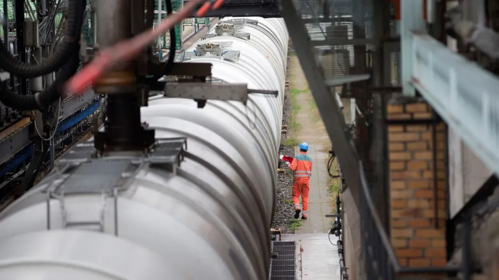 An employee prepares a train loaded with gasoline at the Petrolchemie and Kraftstoffe (PCK) oil refinary in Schwedt/Oder, October 20, 2014.  REUTERS/Axel Schmidt