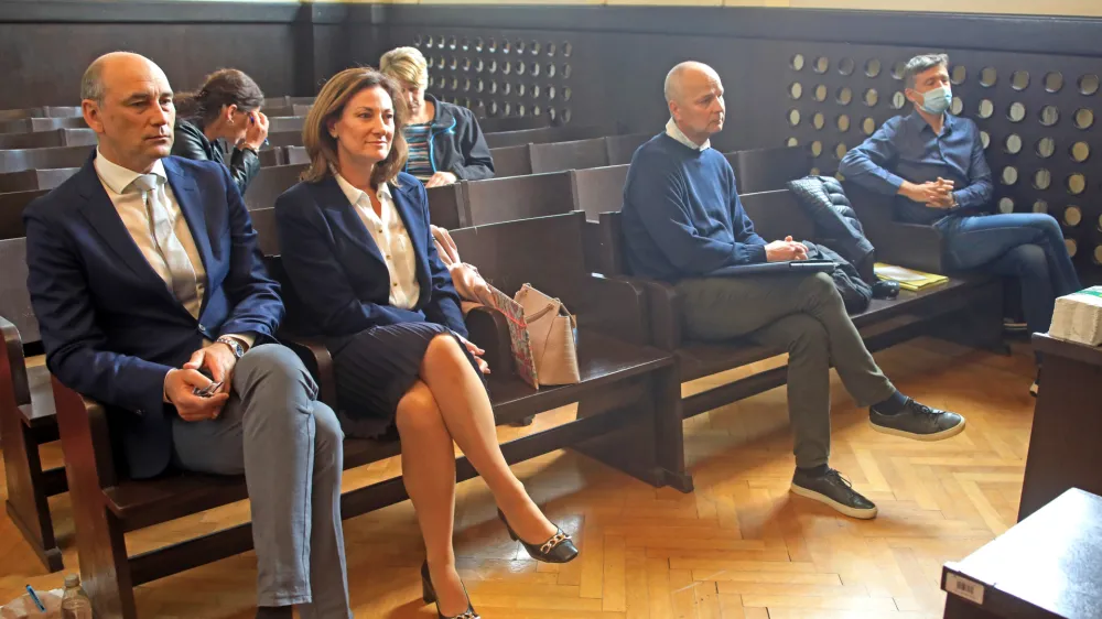 Nihče od četverice obtoženih, ki so pri&scaron;li na sodi&scaron;če, zagovora ni podal, saj je bila glavna obravnava preložena.&nbsp;