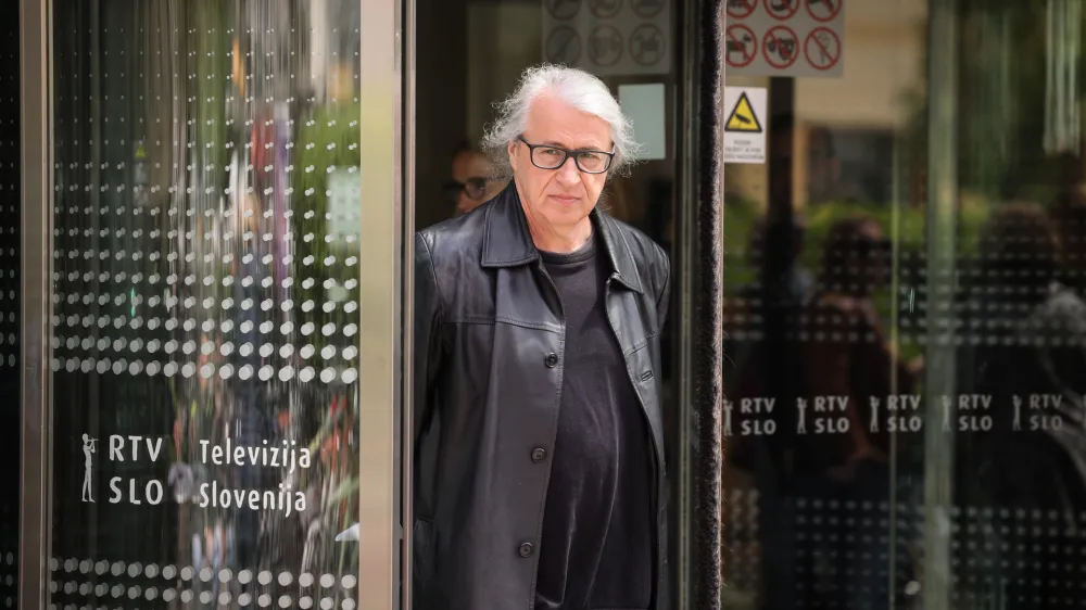 Ljubljana, pred vhodom v RTV Slovenija.<br>Novinarska konferenca Sindikata novinarjev Slovenije ob svetovnem dnevu svobode medijev, na kateri so spregovorili o aktualnem dogajanju v javnem mediju.<br>Voditelj oddaje Studio City Marcel Stefancic.