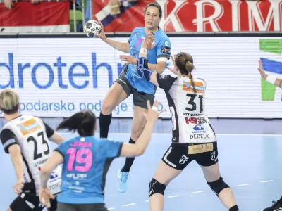 Rokometa&scaron;ice Krima (v modrih dresih) so v četrtfinalu lige prvakinj naletele na previsoko oviro.