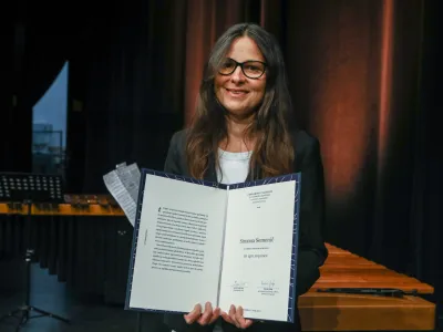 dramatičarka Simona Semenič, prejemnica Cankarjeve nagrade za dramsko zbirko Tri igre za punce - 08.05.2022 - podelitev Cankarjeve nagrade za najbolj&scaron;e izvirno objavljeno leposlovno delo preteklega leta &ndash; prireditev v Veliki dvorani Cankarjevega doma na Vrhniki  //FOTO: Luka Cjuha