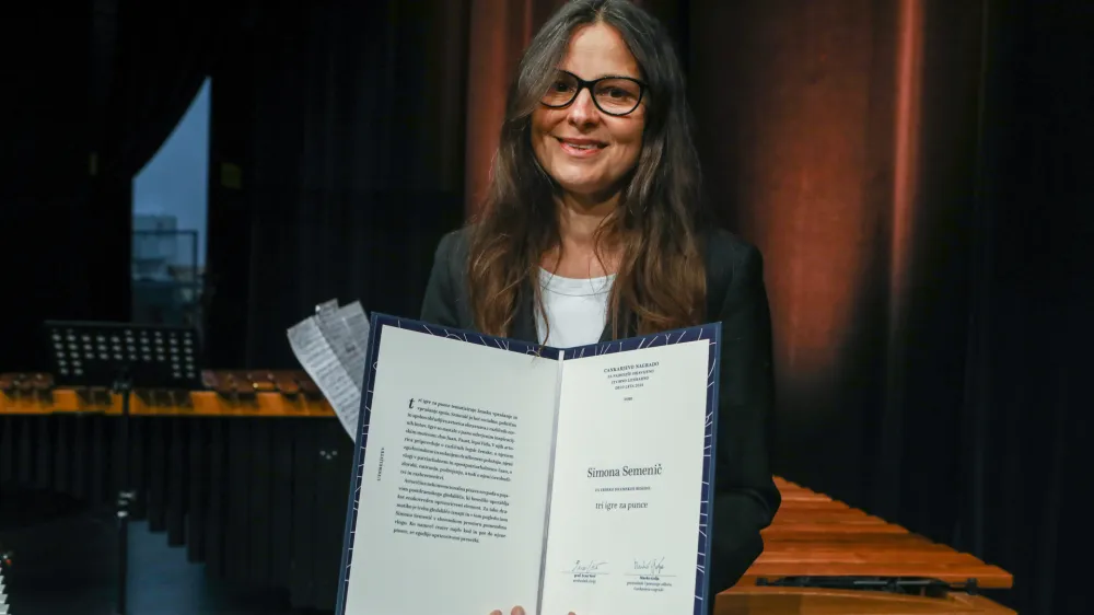dramatičarka Simona Semenič, prejemnica Cankarjeve nagrade za dramsko zbirko Tri igre za punce - 08.05.2022 - podelitev Cankarjeve nagrade za najboljše izvirno objavljeno leposlovno delo preteklega leta – prireditev v Veliki dvorani Cankarjevega doma na Vrhniki  //FOTO: Luka Cjuha