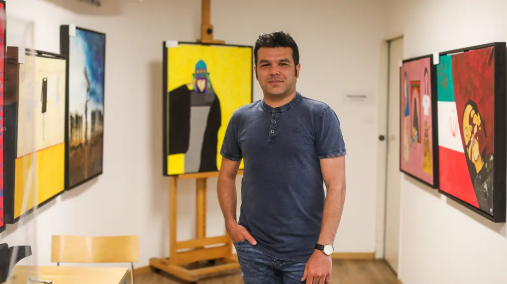 Navid Fadaee Nazer, iranski slikar in akademsko izobražen filmski ustvarjalec, ki že četrto leto stanuje v Mariboru.
&nbsp;