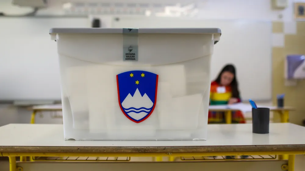 Postavlja se vprašanje, kdo nam lahko zagotovi, da se ob naslednjih volitvah napake ne bodo spet dogajale in da bodo jesenske volitve izvedene brez vsakršne sence dvoma o delovanju sistema.&nbsp;