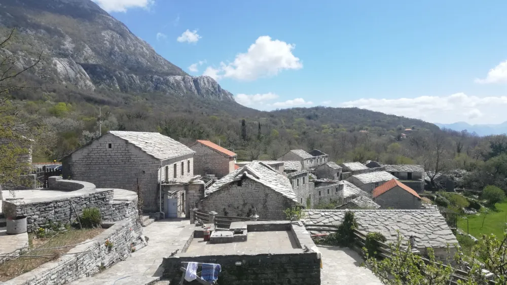 V Žlijebih je nekoč živelo okoli 120 ljudi, v 60. letih pa se je to &scaron;tevilo začelo drastično zmanj&scaron;evati. Danes je v vasi ostalo le &scaron;e &scaron;est ljudi.