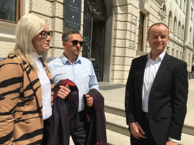 Franc Klopčič (desno) po razsodbi z zagovornikoma Moniko Poje in Luigijem Varanellijem.