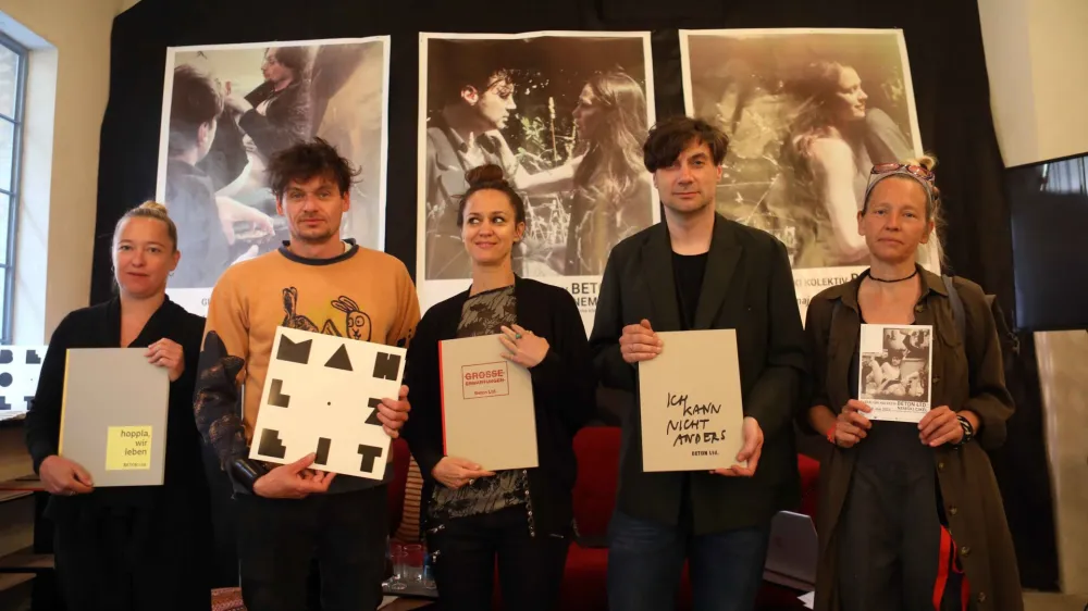 Katarina Stegnar, <br>Branko Jordan, <br>Primož Bezjak<br>urednica knjige Andreja Kopač, <br>Toni Soprano, oblikovalka<br>- knjiga Beton Ltd.: HOPPLA, WIR LEBEN, <br>- 11.05.2022 - novinarski zajtrk ob izidu knjige HOPPLA, WIR LEBEN! in pričetku NEM&Scaron;KEGA CIKLA kolektiva BETON Ltd. v odstopu.<br><br>//FOTO: Tomaž Skale<br>