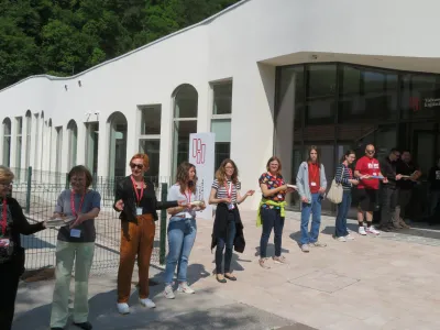 Takole je približno 150 krajanov Krškega ustvarilo živo verigo in pomagalo seliti knjige v nove prostore.