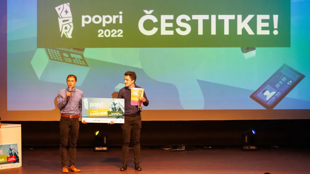 Janez Goršin (levo) in Martin Božič ob razglasitvi zmagovalcev letošnjega tekmovanja Popri. (Foto: Rok Perič)