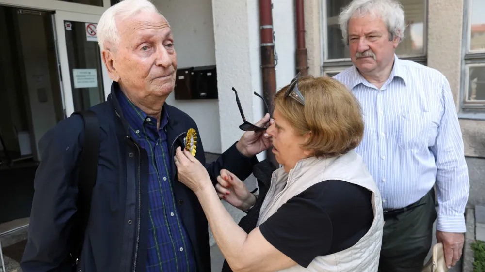 Ja&scaron;o Kordiča sta pozdravila Igor Mravlja in Lucija Butala Kesselmeier.