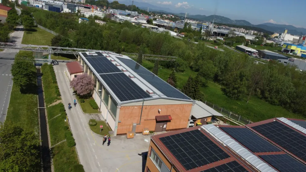 Cinkarna Celje se ponaša s sončnima elektrarnama na dveh objektih v Celju, s čimer bodo pokrili približno poldrugi odstotek letne porabe energije.&nbsp;