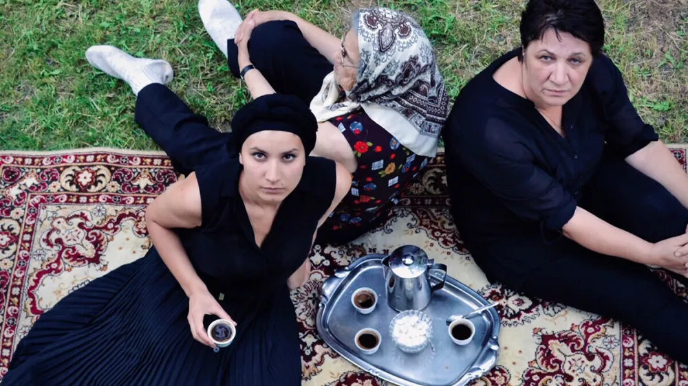 Vizualna umetnica Đejmi Hadrović (levo) v svojem videofilmu Zahida is a Feminist skupaj z babico in mamo. F osebni arhiv umetnice