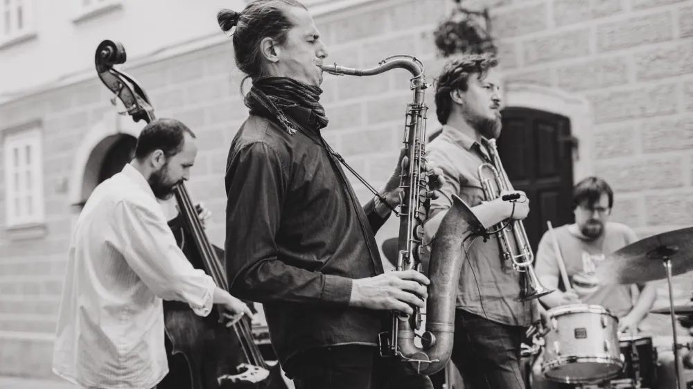 Kontrabasist Robert Jukič bo za uvod festivala s svojim kvartetom, v katerem so še Boštjan Simon (tenorski saksofon), Tomaž Gajšt (trobenta) in Kristijan Krajnčan (bobni), premierno predstavil album Caminos de Gloria (2021).