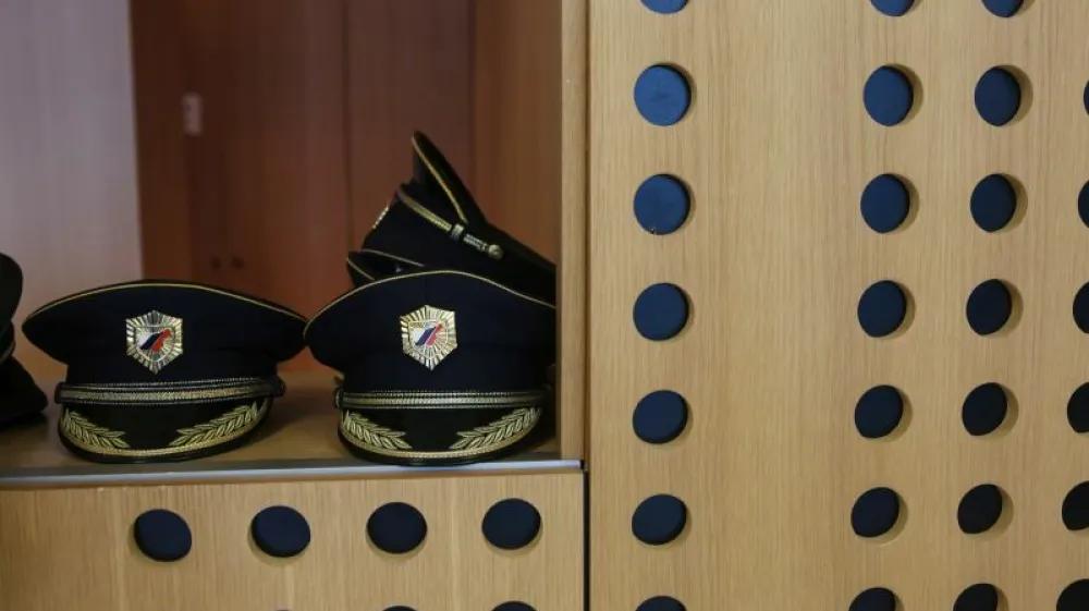  - simbolična fotografija - policijska uniforma - kapa - 27.06.2016 - POLICIJA - Dan Policije - Osrednja prireditev ob dnevu slovenske policije v spomin na organiziran in profesionalen upor agresorju na ozemlju Republike Slovenije ter v spomin na dogodek leta 1991, ko so se policisti spopadli z Jugoslovansko ljudsko armado na mejnem prehodu Holmec,  //FOTO: Luka Cjuha