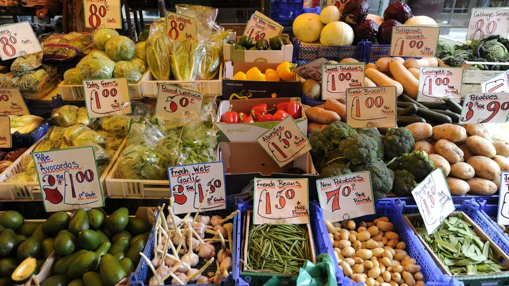 Fruit and vegetables are seen for sale in Soho's Berwick Street Market in central London May 17, 2011. British annual inflation hit a 2-1/2 year high last month and core prices rose at a record pace, but central bank governor Mervyn King warned that reacting too quickly to tackle rising prices could harm the economy. REUTERS/Paul Hackett (BRITAIN - Tags: BUSINESS)