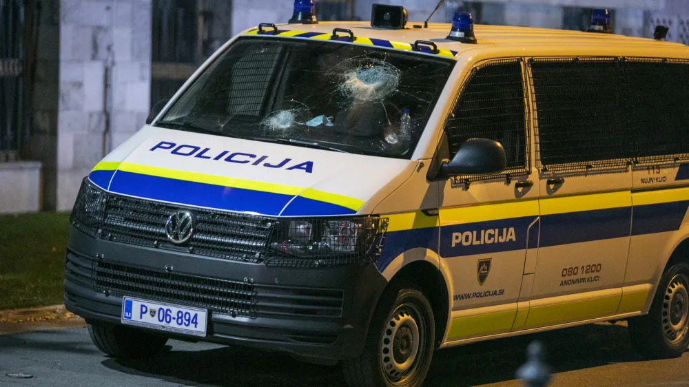 - policija je uporabila solzivec -- izgredi na protestu nasprotnikov koronskih ukrepov -- protestniki so v policiste in poslopje dravnega zbora metali granitne kocke, steklenice in pirotehniko, - 15.09.2021  Trg republike  protest nasprotnikov uvajanja ukrepov PCT (preboleli, cepljeni, testirani)  protestni shod okoli 8000 protestnikov zdruena pod protestnim sloganom "Upor ljudstva". ki je zahtevala odpravo PCT-ukrepov  Epidemija koronavirus COVID-19 //FOTO: