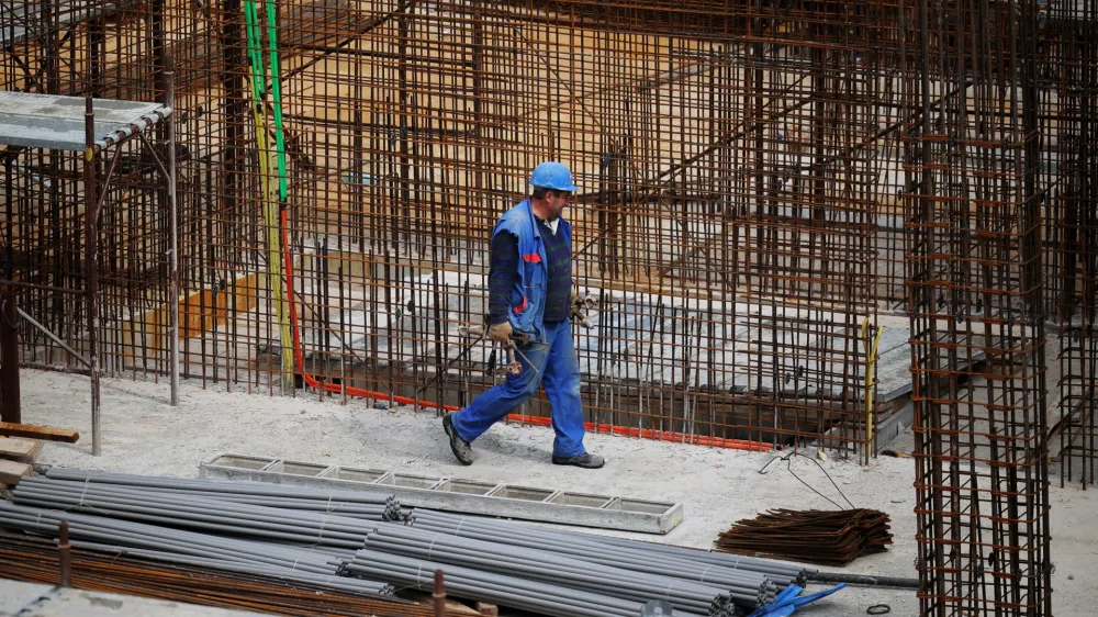 Ljubljana.<br>Gradbisce Palais Villa Schellenburg.<br>Gradbisce, gradbeni delavci, beton, zelezo.