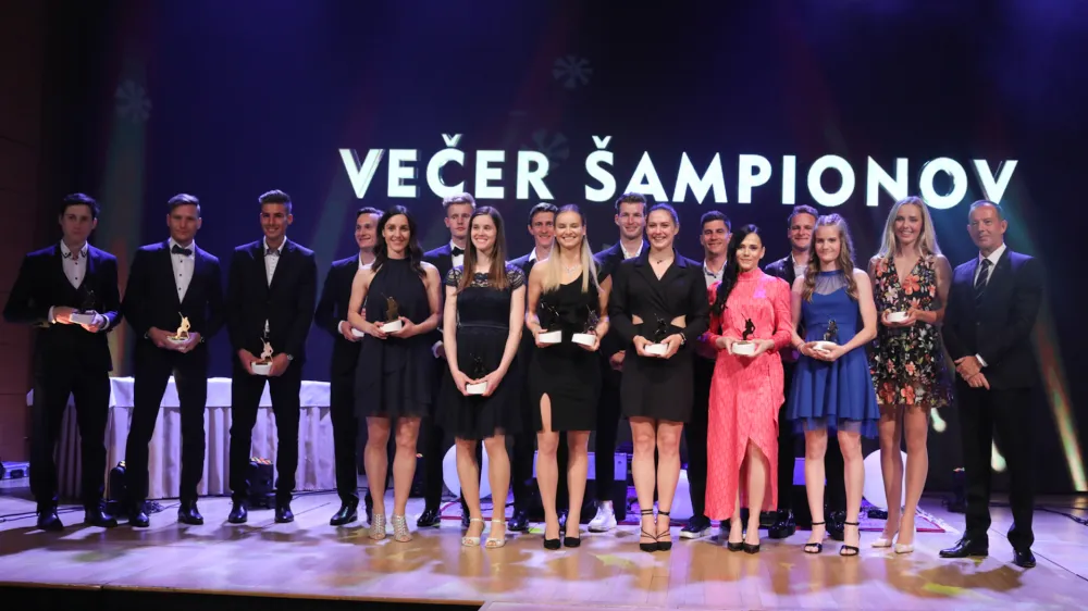 - 18.05.2022 - Smučarska zveza Slovenije - Večer šampionov SZS v Unionski dvorani - podelitev kipcev bloškega smučarja in plaket Smučarske zveze Slovenije za izjemne športne dosežke za sezono 2021/22 //FOTO: Bojan Velikonja