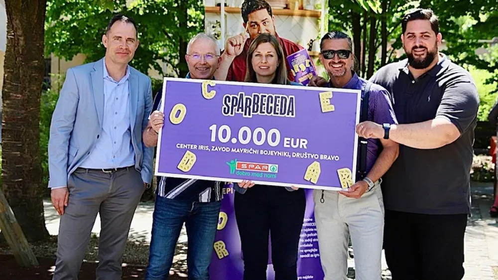 Izbranim organizacijam je donacijo v skupni vrednosti 10.000 evrov s simboličnim čekom izročil direktor Spara Slovenija David Kovačič (levo), priložnostno prireditev pa je vodil Bo&scaron;tjan Gorenc - Pižama (desno). (Foto: Spar Slovenija)