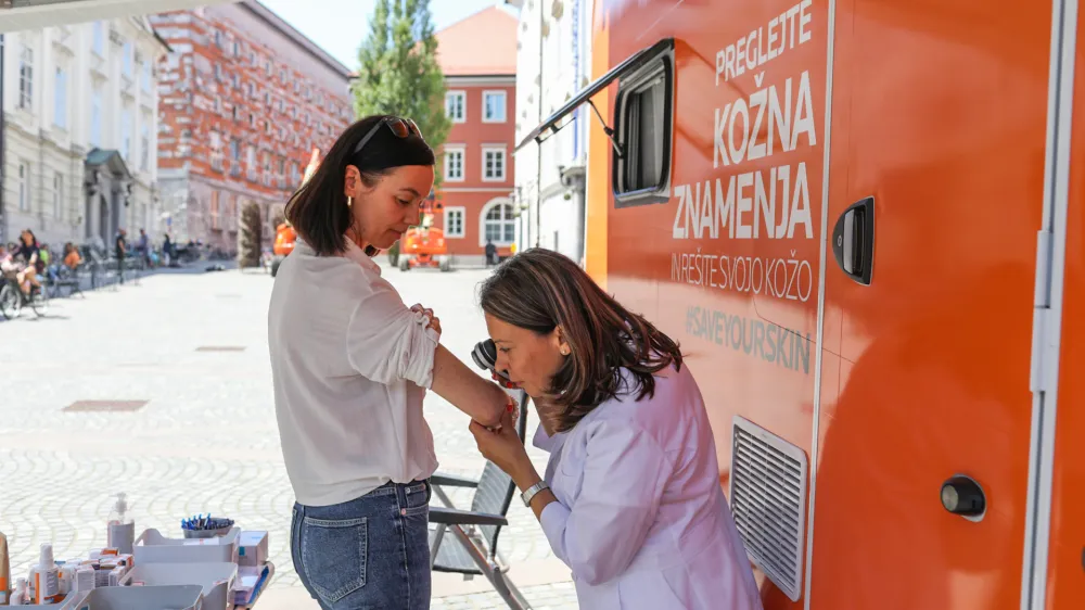 - 20.05.2022 – Novi trg v Ljubljani -brezplačni pregledi kožnih znamenj – kožni rak Melanom //FOTO: Bojan Velikonja
