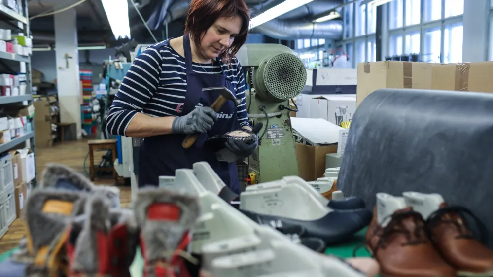 - 29.01.2019 – Podjetje ALPINA, tovarna obutve – proizvodnja, Strojarska ulica 2, Žiri //FOTO: Jaka Gasar