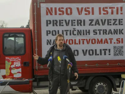 Jaša Jenull že štiri tedne ne hodi na proteste, a od policije prejema vedno več kazni. Nazadnje je prispela tožba za 34.000 evrov.