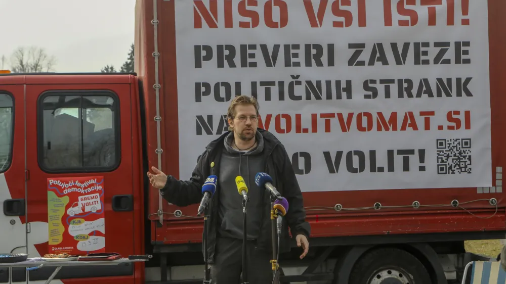 Jaša Jenull že štiri tedne ne hodi na proteste, a od policije prejema vedno več kazni. Nazadnje je prispela tožba za 34.000 evrov.