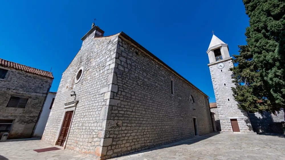 Župniku iz Sukošana je nadškofija že po prvem napadu odredila, da se mora v najkrajšem času pripraviti na administrativno primopredajo župnišča in oditi na zdravljenje.