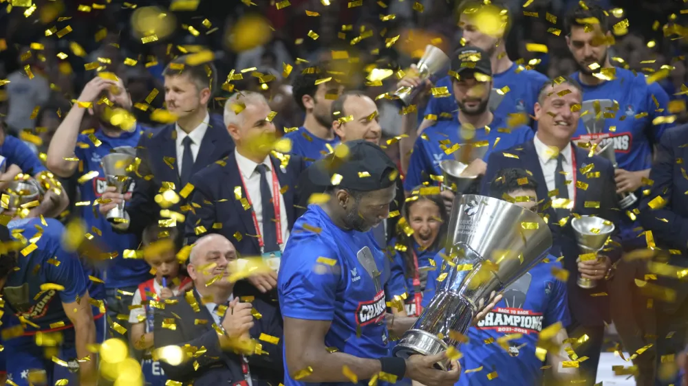 Anadolu Efes se je takole veselil drugega zaporednega naslova prvaka Evrope.