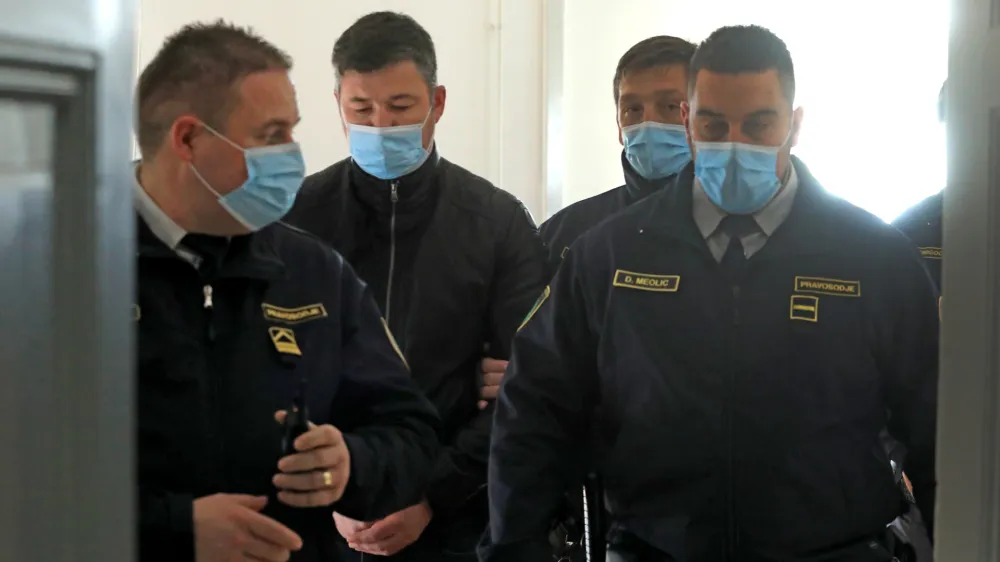 Silvu Drevenšku (drugi z leve) bodo v drugo sodili pred spremenjenim senatom. Obramba želi, da bi mu sodili tudi pred drugim sodiščem.