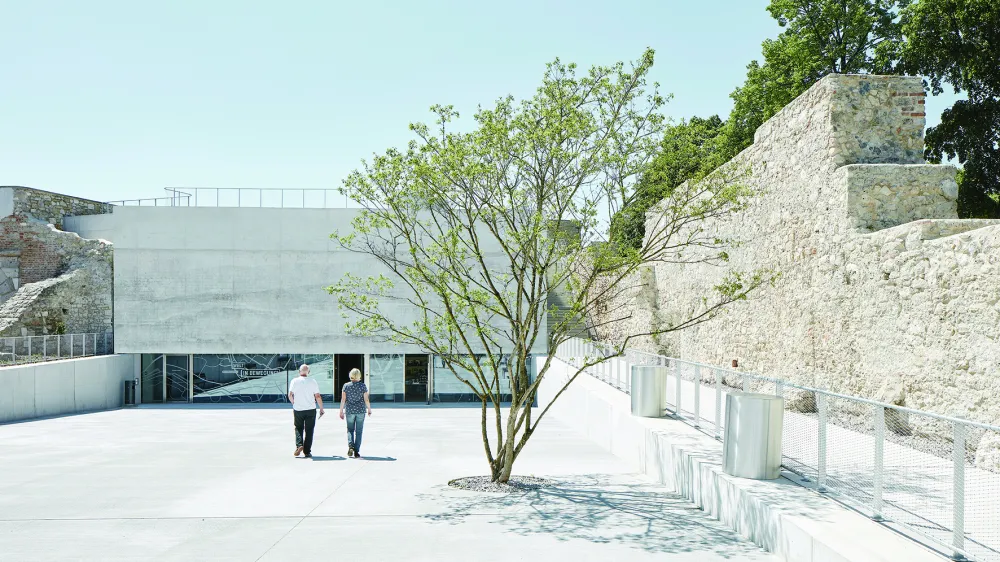 Podrobnejša razstava projekta Nova galerija in kazemate v avstrijskem Wiener Neustadtu, ki je prejel Plečnikovo nagrado, bo od srede, 25. maja, od 18. ure naprej na ogled v Galeriji DESSA. Razstavo vseh letošnjih prejemnikov Plečnikovih odličij si je mogoče ogledati v galeriji na prostem na Novem trgu.