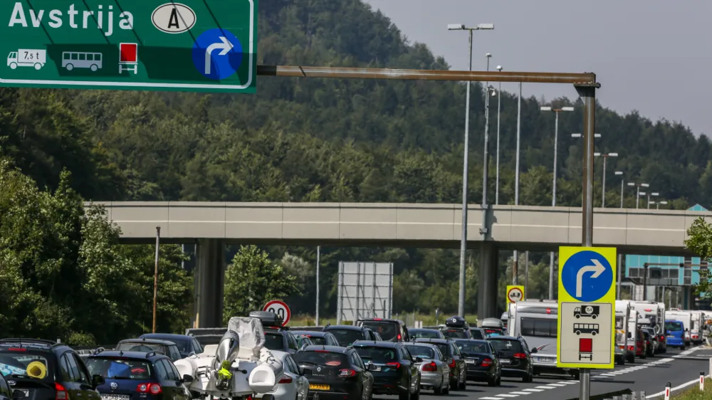 - 31.08.2017  Predor Karavanke  prometni zastoj zaradi avstrijske mejne kontrole  kolone vozil  oviran promet za turiste ki zapučajo Slovenijo - gorenjska avtocesta  //FOTO: Luka Cjuha.