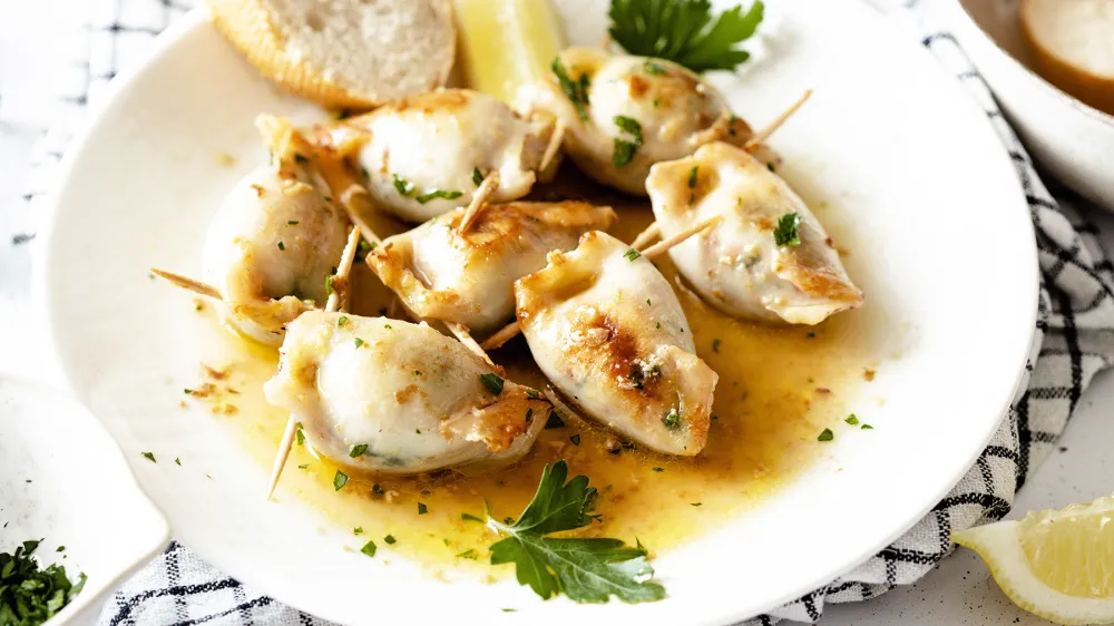 Polnjeni lignji v vinski omaki