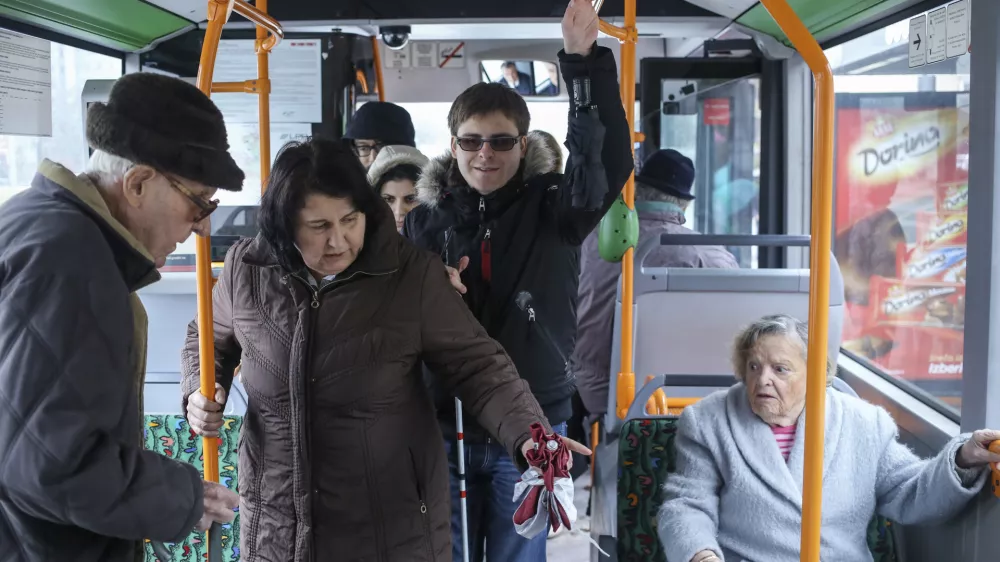 slepi Rok Mulec- 24.02.2015 - slepi in slabovidni potniki na avtobusih ljubljanskega mestnega potnikega prometa LPP -      //FOTO: Jaka Gasar
