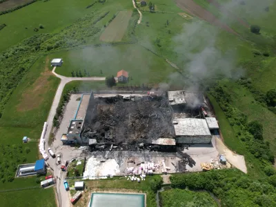 24.05.2022., Bihac, Bosna i Hercegovina - U tvornici stiropora "Austrotherm" u Turiji kod Bihaca rano jutros izbio je pozar. Velika vatra zahvatila je tvornicu, a crni dim se vidi kilometrima daleko. Policija obavlja ocevid, a pozar je trenutacno pod kontrolom vatrogasaca koji neprestano gase pozar. Photo: Dejan Rakita/PIXSELL