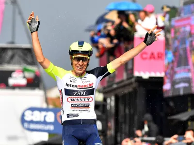 Cycling - Giro d'Italia - Stage 16 - Salo to Aprica, Italy - May 24, 2022 Intermarch - Wanty - Gobert Materiaux's Jan Hirt celebrates as he crosses the line to win Stage 16 REUTERS/Jennifer Lorenzini