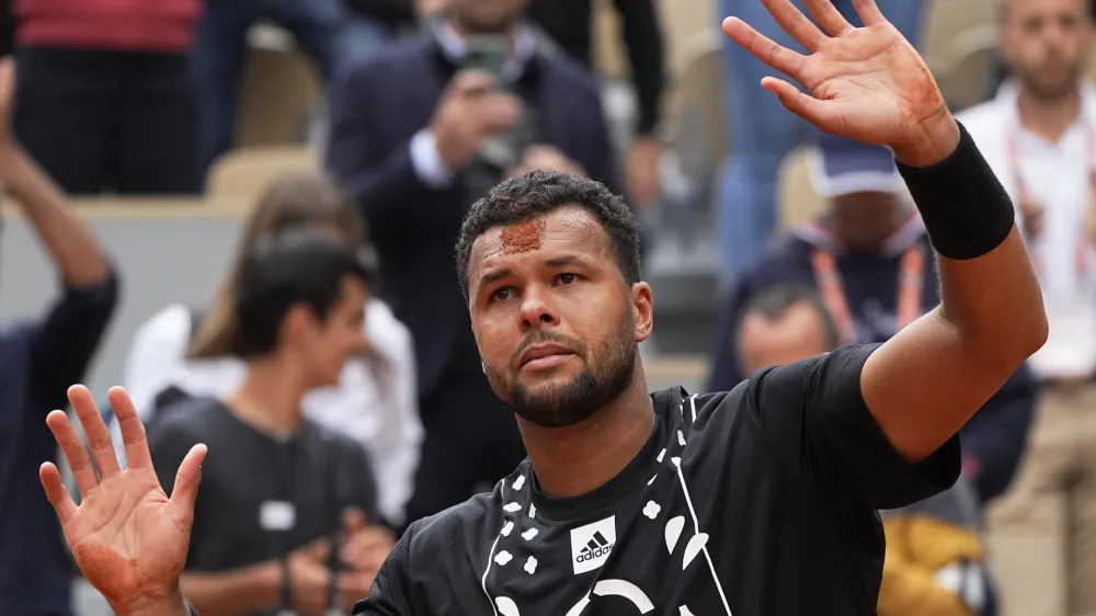 Francoz Jo-Wilfried Tsonga je &scaron;e zadnjič zaigral na Rolandu Garrosu in po porazu proti Norvežanu Casperju Ruudu končal bogato kariero.&nbsp;