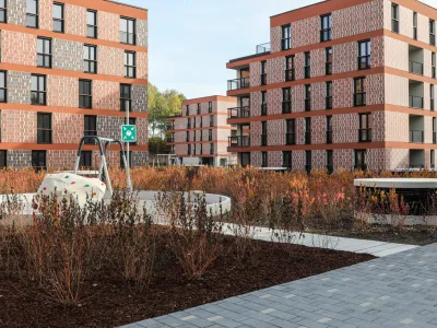 Republi&scaron;ki stanovanjski sklad je začel vseljevati izbrane najemnike v stanovanja v soseski Novo Brdo. V soseski bodo oddali tudi 15 oskrbovanih stanovanj.