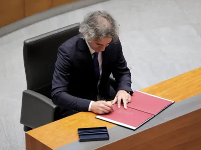 Ljubljana, DZ.<br>Izredna seja DZ, na kateri so glasovali o kandidatu za mandatarja Robertu Golobu ter o podpredsednikih DZ in kandidatki za generalno sekretarko Ursuli Zore Tavcar ter imenovali predsednike in podpredsednike delovnih teles DZ.<br>Mandatar Robert Golob.