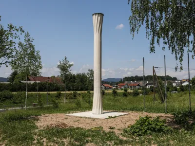 27.05.2022. - Prestavljen partizanski spomenik iz Dolgega mosta 2 na PST ob Cesti Rdečega križa.//FOTO: Bojan Velikonja