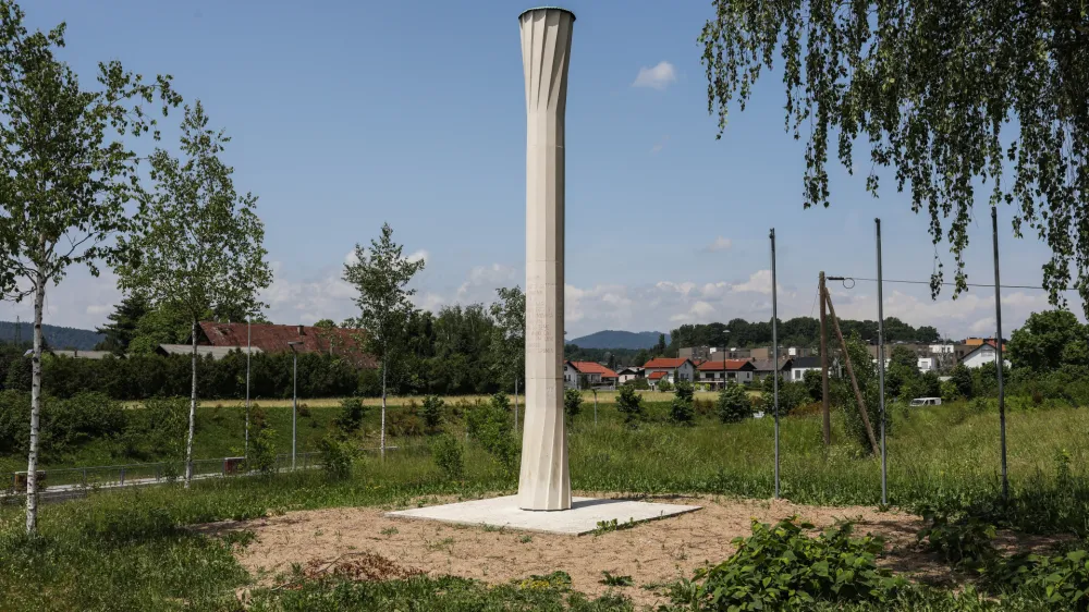 27.05.2022. - Prestavljen partizanski spomenik iz Dolgega mosta 2 na PST ob Cesti Rdečega križa.//FOTO: Bojan Velikonja