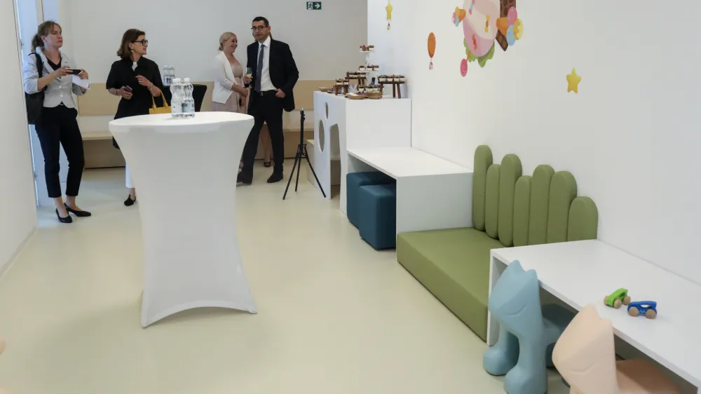 Prostori so prilagojeni uporabnikom. Ena čakalnica (na sliki) je prilagojena majhnim otrokom, druga pa odra&scaron;čajočim mladoletnikom.&nbsp;