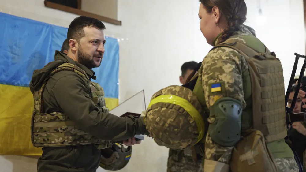 Predsednik Volodimir Zelenski je odlikoval vojakinje in vojake v Harkivu v bližini frontne linije na vzhodu države. F AP