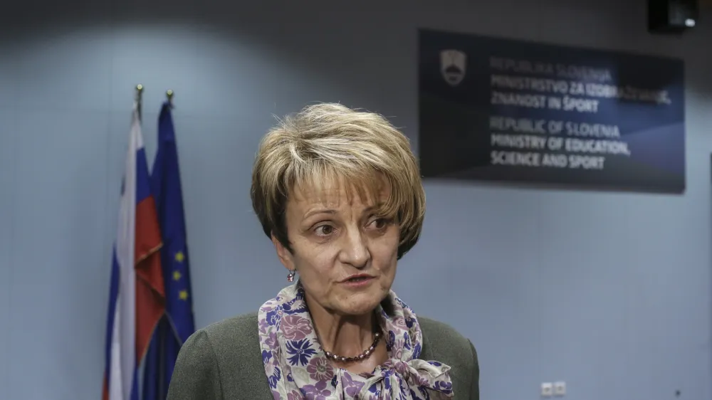 ministrica za izobraževanje, znanost in šport Stanislava Setnikar Cankar- 03.11.2014 - ministrica za izobraževanje, znanost in šport sprejela 52 dijakov in 16 njihovih spremljevalcev, ki so v minulem šolskem letu zastopali Slovenijo na mednarodnih olimpijadah iz znanja   //FOTO: Jaka Gasar