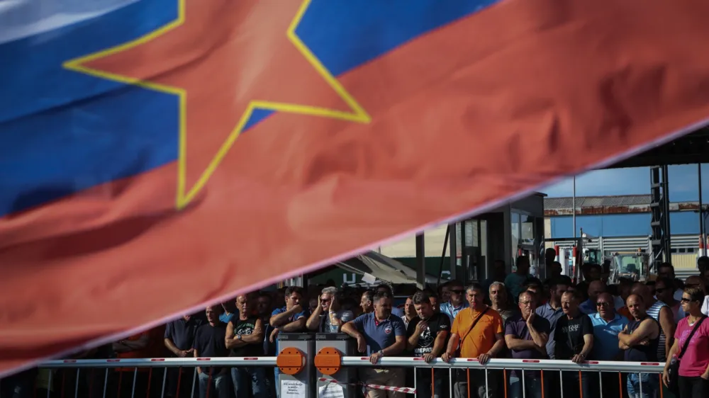 03.07.2016 - Stavka v Luki Koprer - Luka Koper - stavkajoči delavci v Luki - rdeča zvezda ///FOTO: Luka Cjuha..