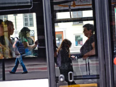 - komunikacija,ljudje,potniki,avtobusi mestnega potniškega prometa,LPP,MPP//FOTO: Tomaž ZajelšnikOPOMBA: ZA OBJAVO V PRILOGI – DNEVNIKOV OBJEKTIV - REPORTAŽA 2013    //FOTO: Tomaž Zajelšnik