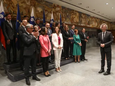 Sestavljanje 15. slovenske vlade je trajalo dober mesec, v njej je največ ministric doslej.&nbsp; Po potrditvi vlade je že potekala prva vladna seja.