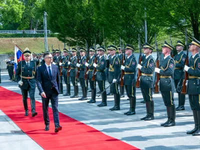 Ljubljana, ministrstvo za obrambo.<br>Primopredaja poslov med dosedanjim ministrom za obrambo Matejem Toninom in novim obrambnim ministrom Marjanom Sarcem.<br>Novi minister za obrambo Marjan Sarec.