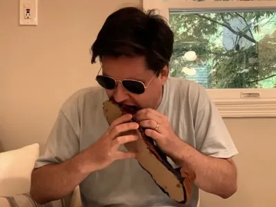 Obljuba je obljuba: novinar je zaradi napačne napovedi pojedel čevelj. F youtube